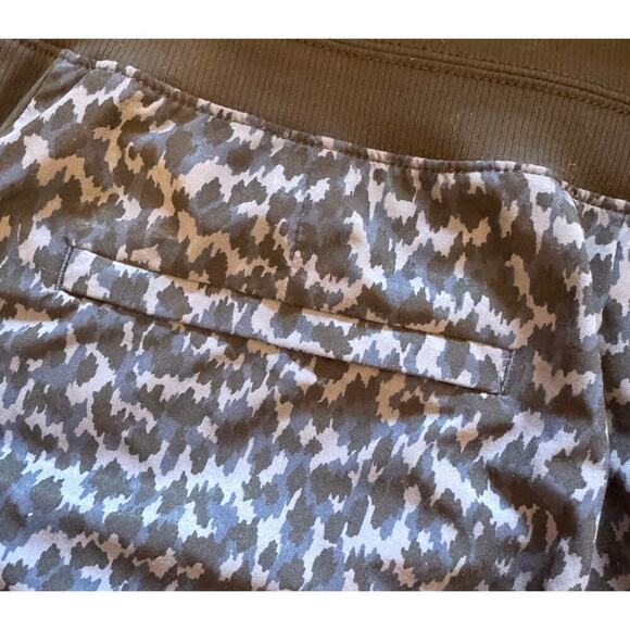 ATHLETA Brooklyn Printed Active Workout Training 4.5" Shorts Size 6 - Picture 5 of 6